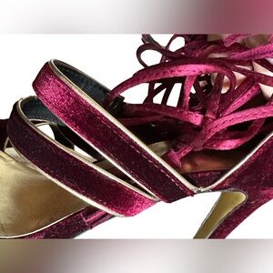 Bebe Magenta Velvet Platform Strappy Tassel Heels Gold Trim Women Size 8.